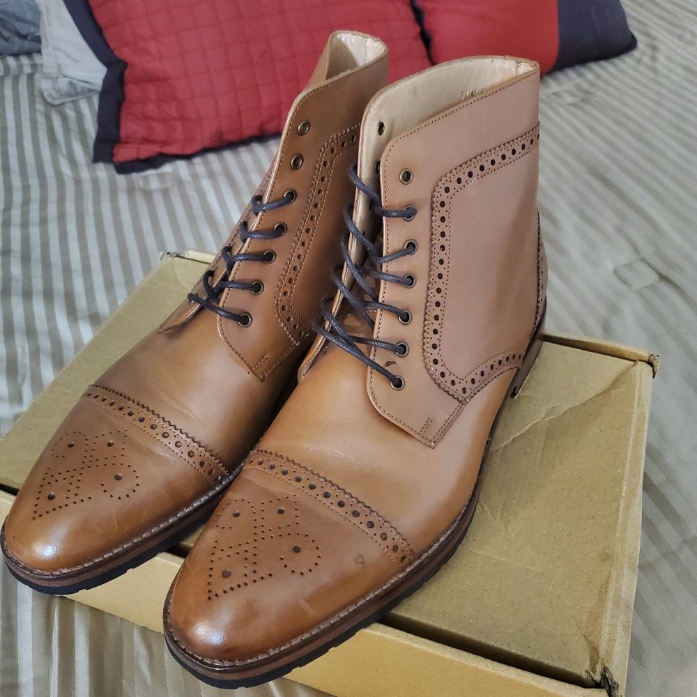 Custom made leather lace-up chukka boots